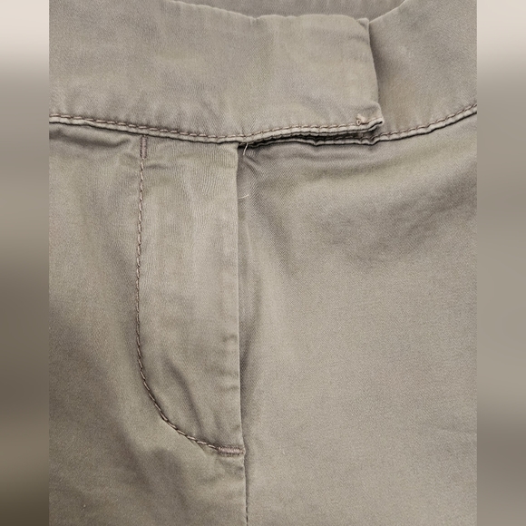 ANN TAYLOR 8 Petite - Grey Capri Pants - Picture 7 of 10